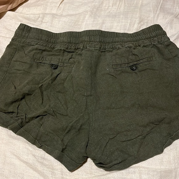 Green linen and viscose shorts - Picture 2 of 2